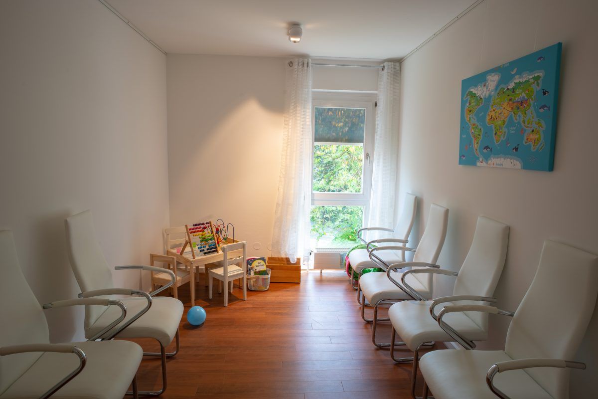 Behandlungszimmer der Kinderarztpraxis (2)